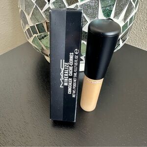 NWOT MAC NC25 Mineralize Concealer
